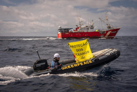 Barco com banner - proteção dos oceanos já