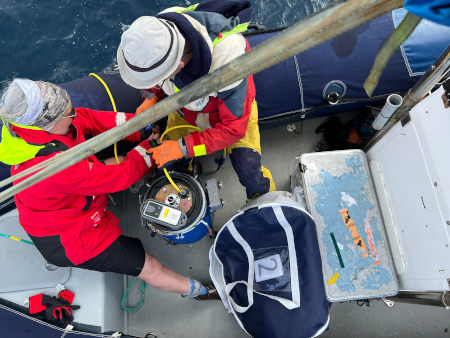 Cientistas em barco